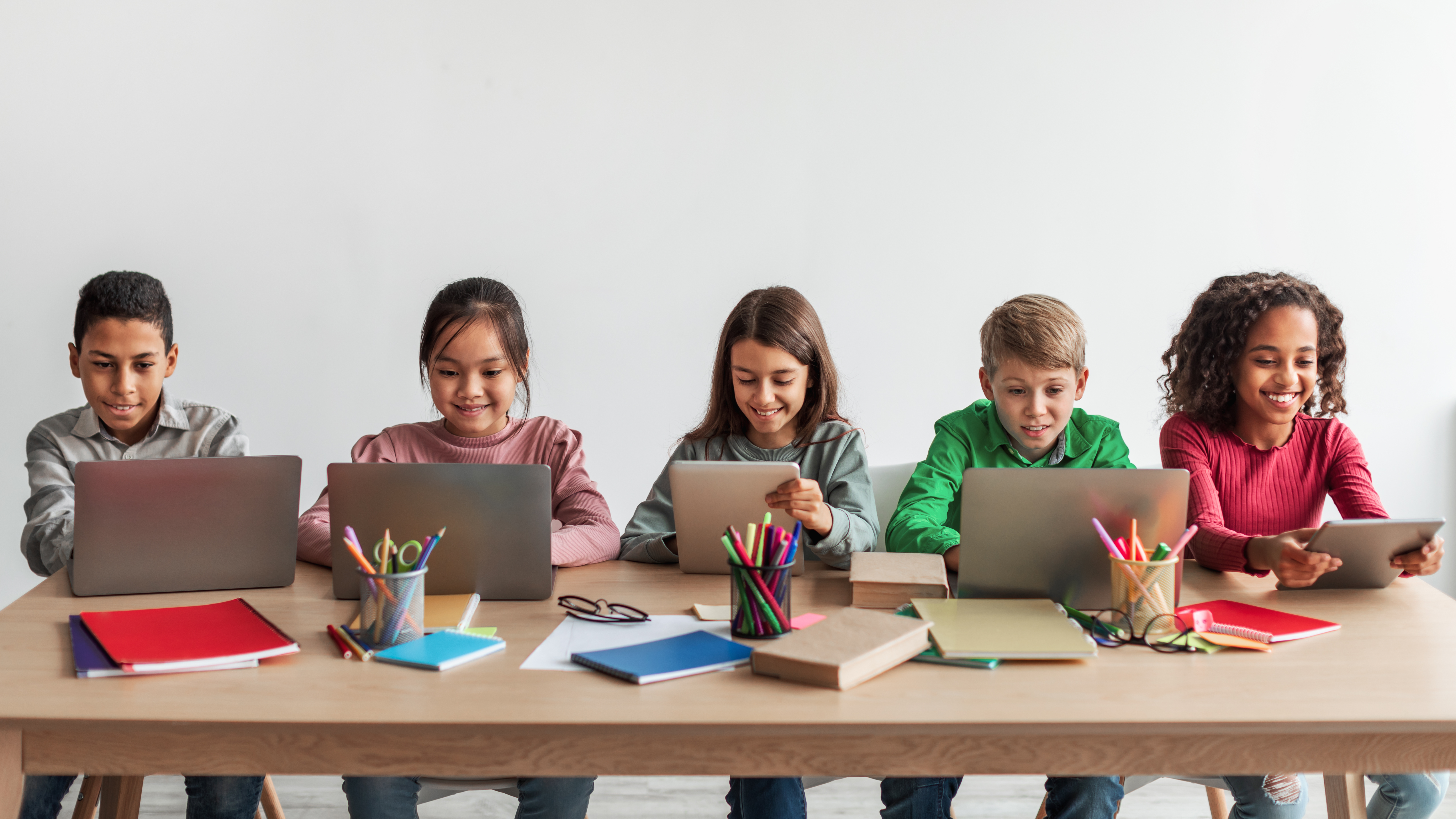 Students participating in a virtual course